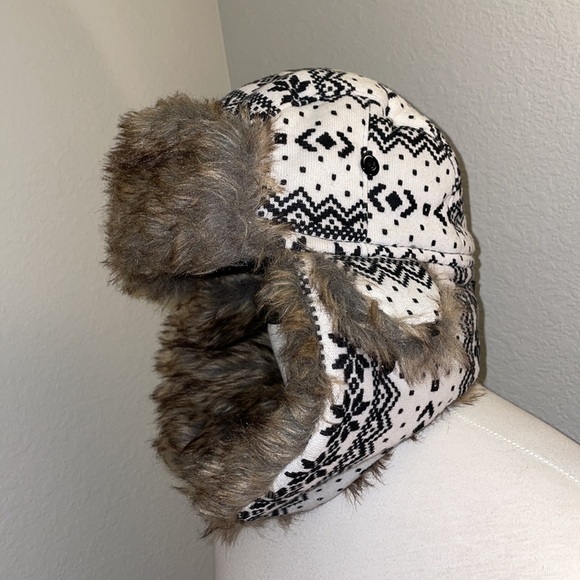 SA Nordic trapper fur lined earflap hat w chin buckle. One size fits most. - Picture 4 of 12